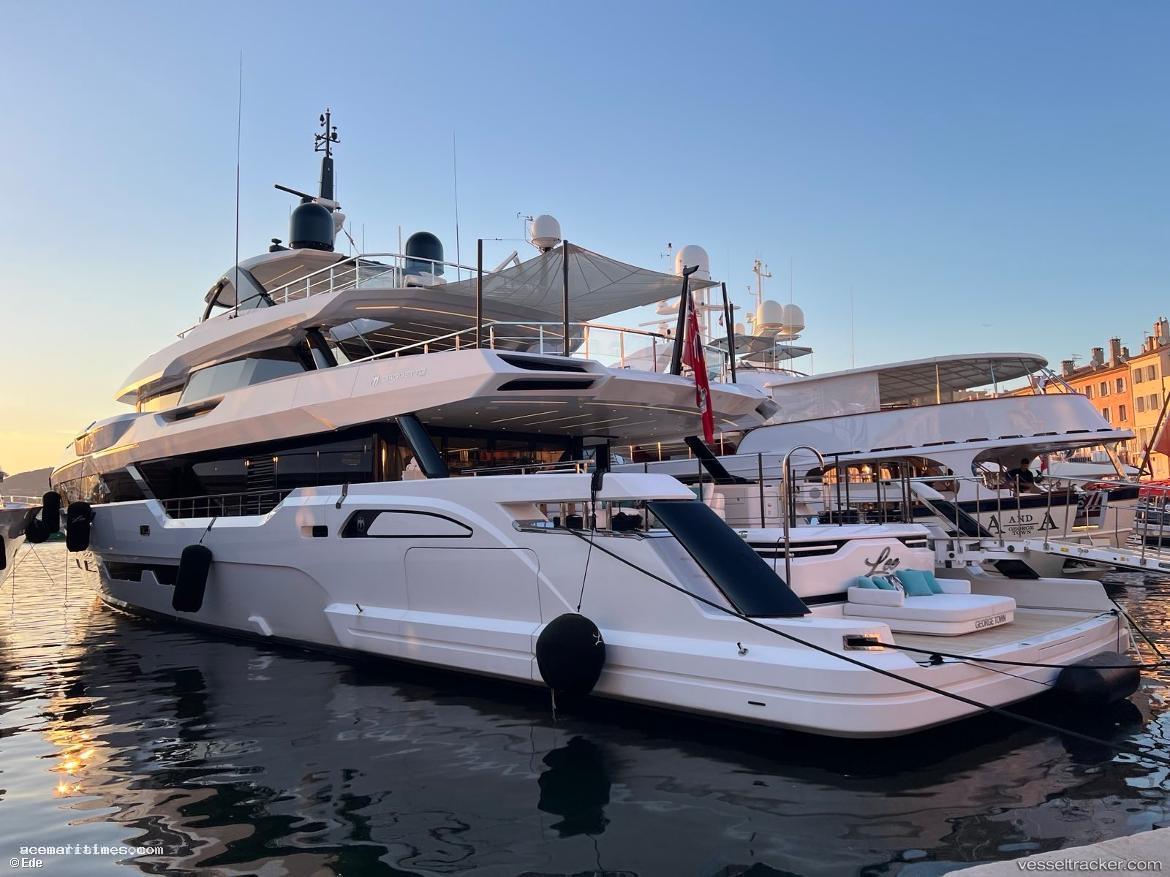 Bee -  vessel registered in Cayman Islands
